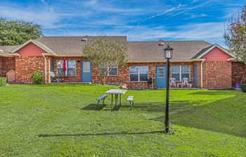 Dominium_Hickory Manor_Outdoor Apartment Patio Space_Amenity